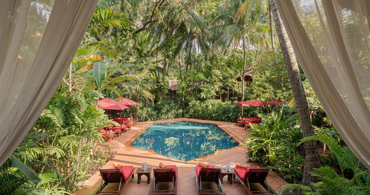Angkor Village Hotel - Small Luxury Hotels Of The World Siem Reap Dış mekan fotoğraf The pool at the hotel
